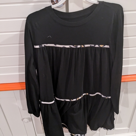 Black and white shirt - Picture 1 of 2